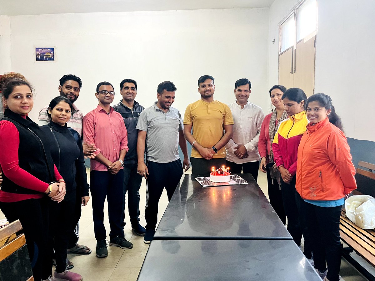 mrahul002's tweet photo. मेरे जन्मदिवस को यादगार बनाने के लिए      सी.एम.दी.योशाला टीम एवं जिन्होंने मुझे अग्रिम जीवन के लिए शुभकामनाएं दी हैं उन सभी सज्जनों का हृदय से बहुत - बहुत धन्यवाद 🙏💐🥰 #birthdayparty #birthdaycake https://t.co/ZzvZkYOrok