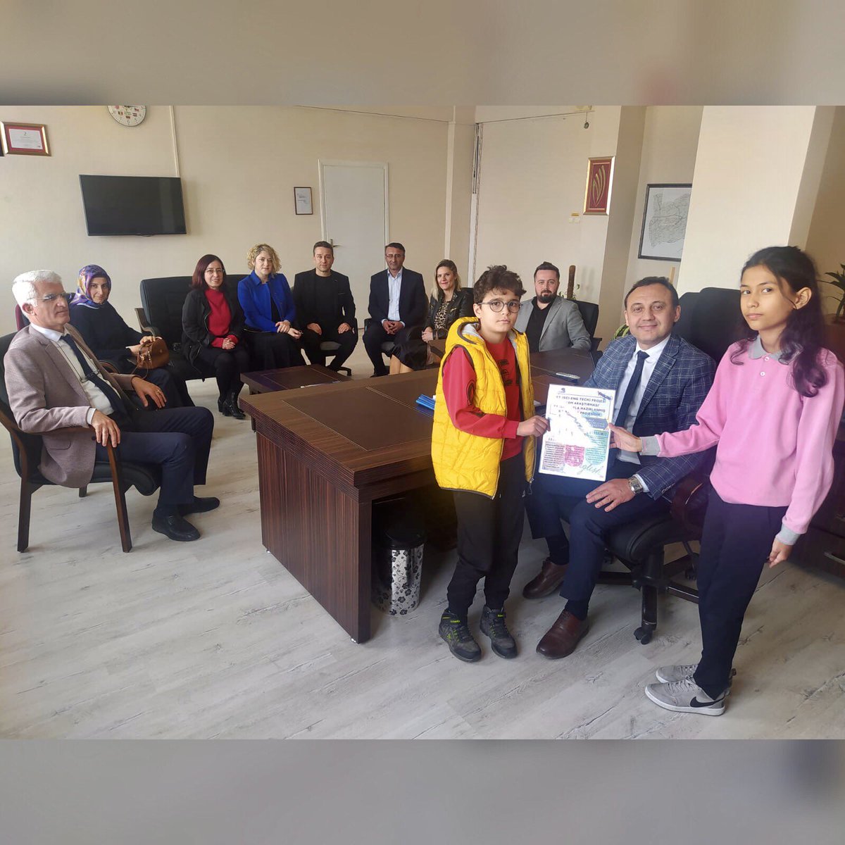 gumuscay45's tweet photo. 📌 eTwinning Projemiz SET (Sci-Eng-Tech) Başlıyor.Projemizin yaygınlaştırma faaliyetleri kapsamında İlçe Milli Eğitim Müdürümüz Hüseyin Güneş ve Şube Müdürümüz Cemal Şengül’ü makamında ziyaret ederek, projemizi tanıttık.@il_mem_45 @mdikici45 @gunes4545 @alasehirmem @setetwinning https://t.co/AEtQolVI71