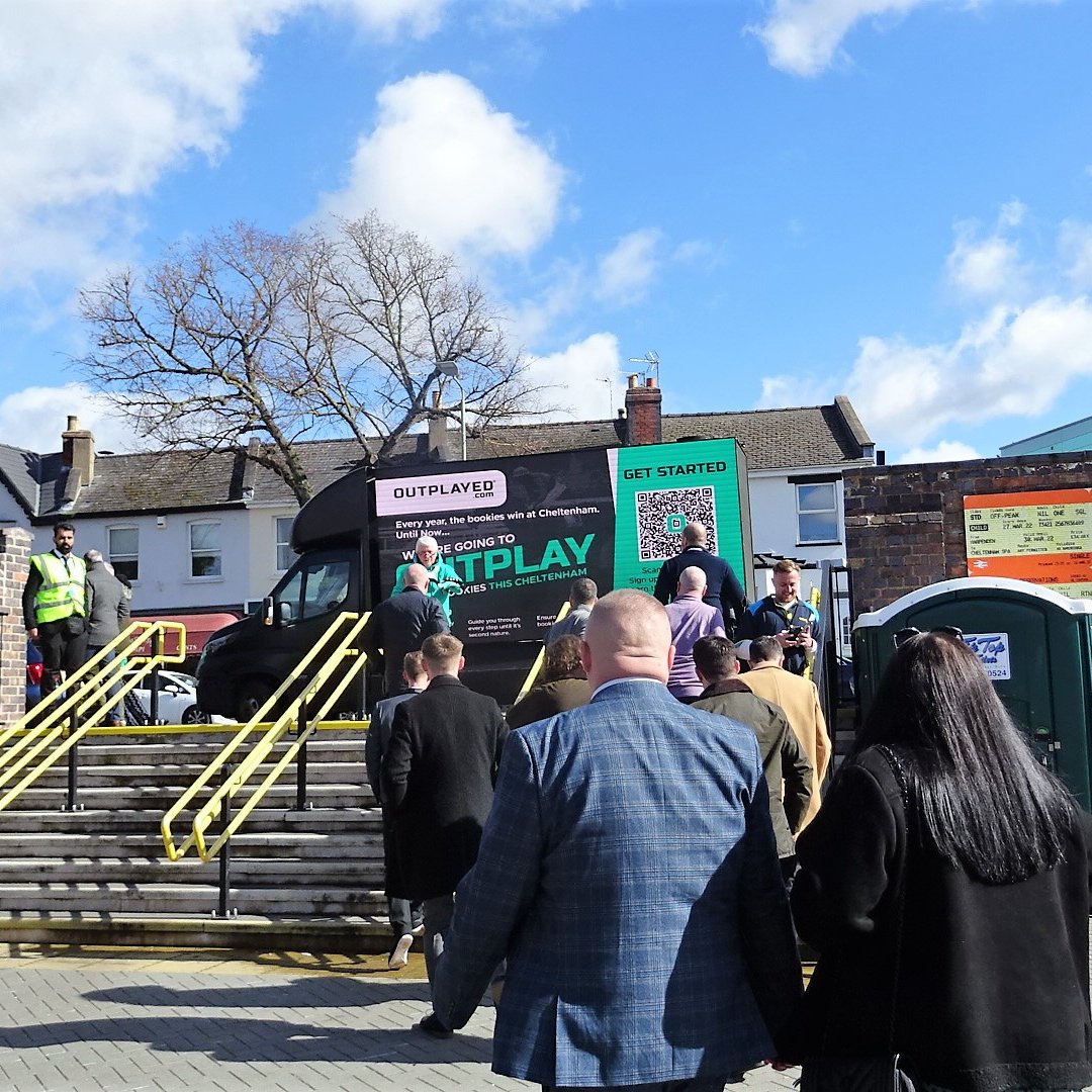 PromogroupUK's tweet image. A great illustration of the impact of a well placed #digivan @dooh #OOH