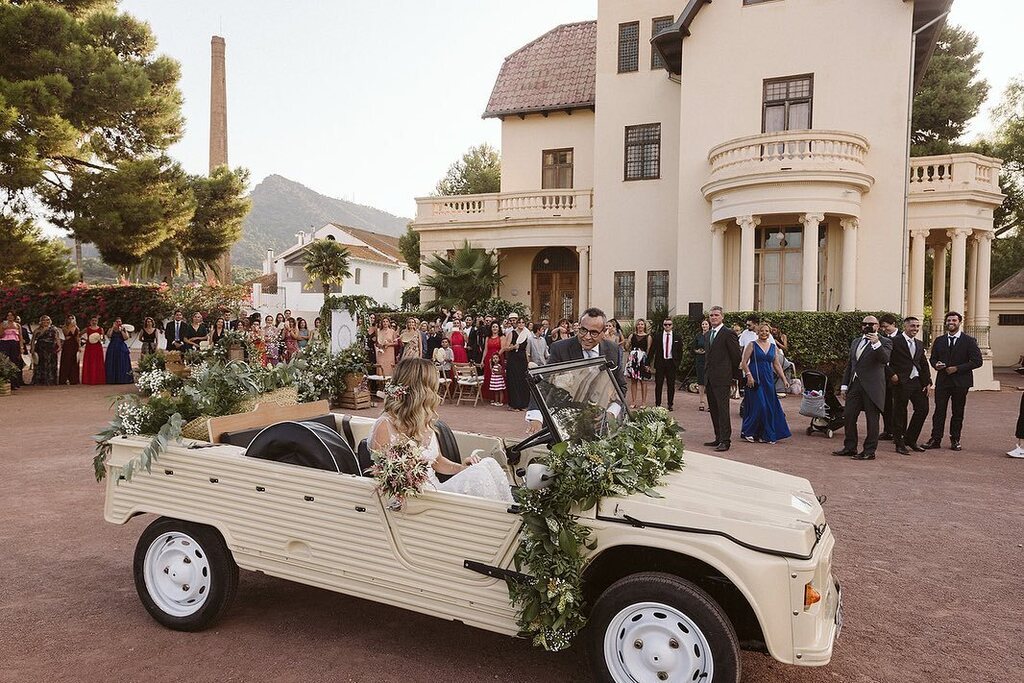 Ver llegar a la novia es uno de los momentos más esperados de la boda. 

👉🏼Ahí va un carrusel de caras bonitas. 🥰

#NoviosMeraki P&amp;A
Foto <a href="/juanortegafoto/">Juan Ortega Foto</a> 
Video @bonicafilms 
En @masleslloses @cocottecatering 
Deco @floristeriasayas 
Audio @infinitoe… instagr.am/p/CqDpvnINtsQ/