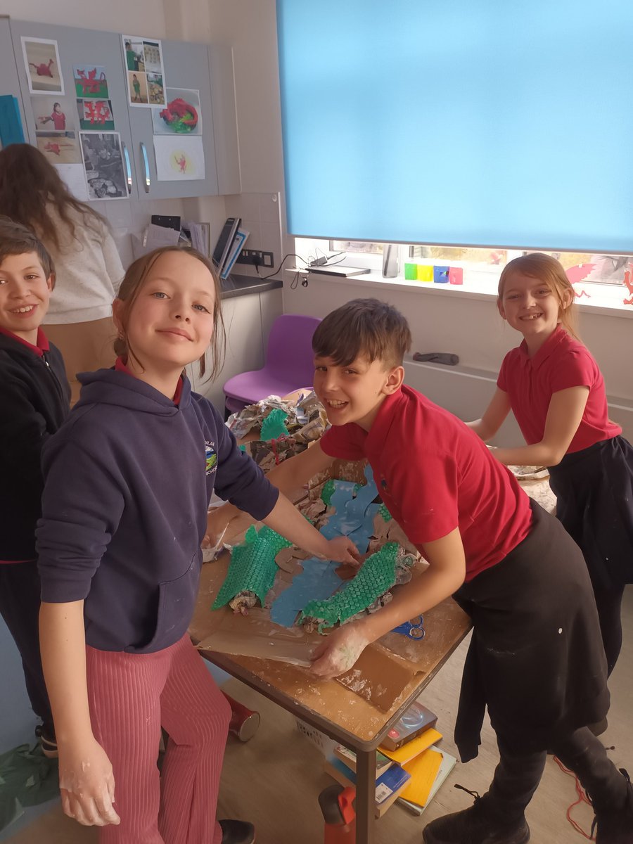 Hendrefoilan's tweet photo. All hands busy this afternoon in Rainbow Fish as we start our end of term River project. Looking forward to seeing the finished product! #hdfpEA #hdfpSciTech #hdfpHum https://t.co/tREdlw7lZk