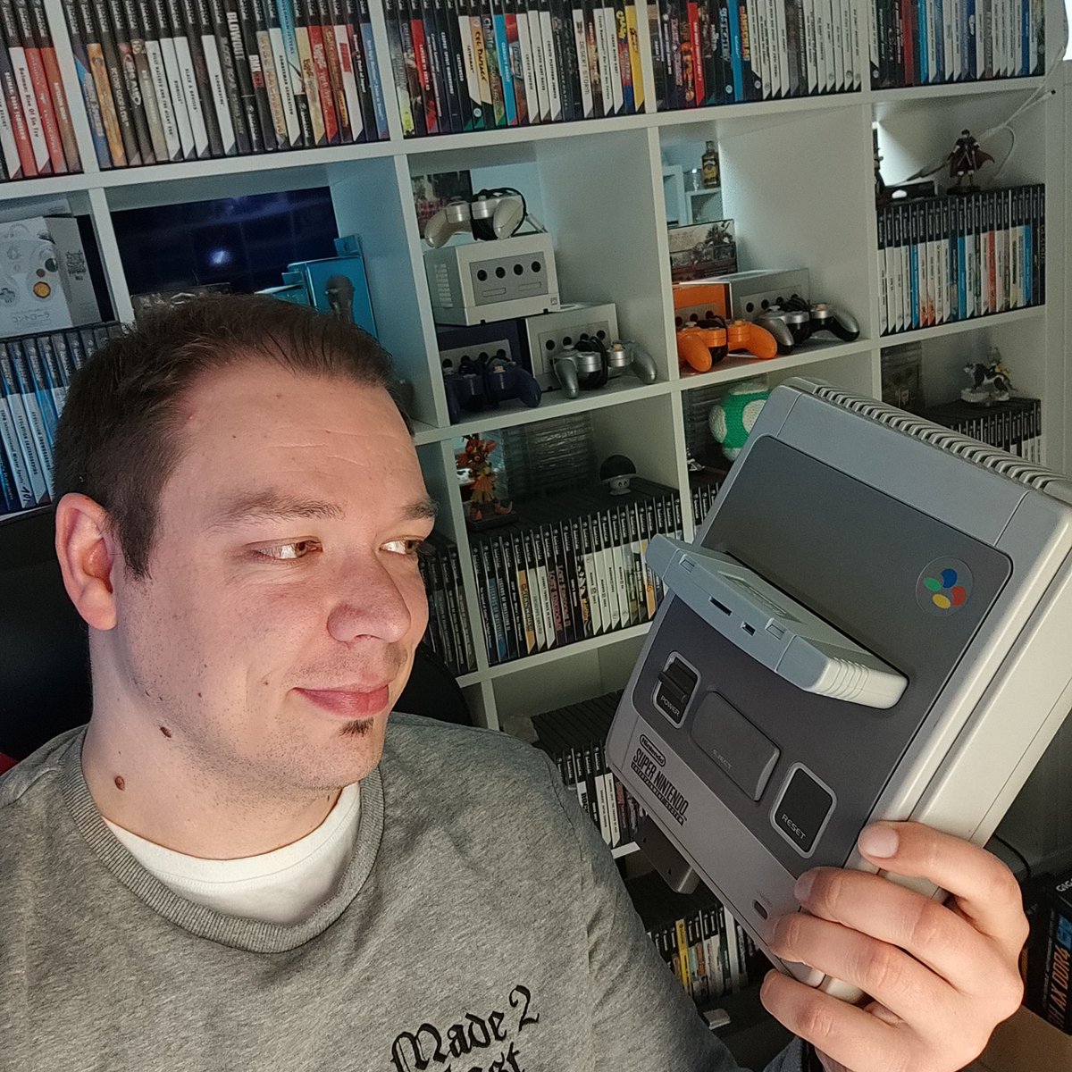 Spiele_Welten's tweet photo. 21. März 1993 - heute vor genau 30 Jahren schenkten mir meine Eltern einen SNES zu meinem 7. Geburtstag. 

Mit 37 Jahren besitze ich die Konsole immer noch. Das SNES ist angeschlossen und wird immer wieder angemacht.

Gamer seit 30 Jahren. Jeden Tag, ohne Pause. Love it! ❤️ https://t.co/pa80iTOd13