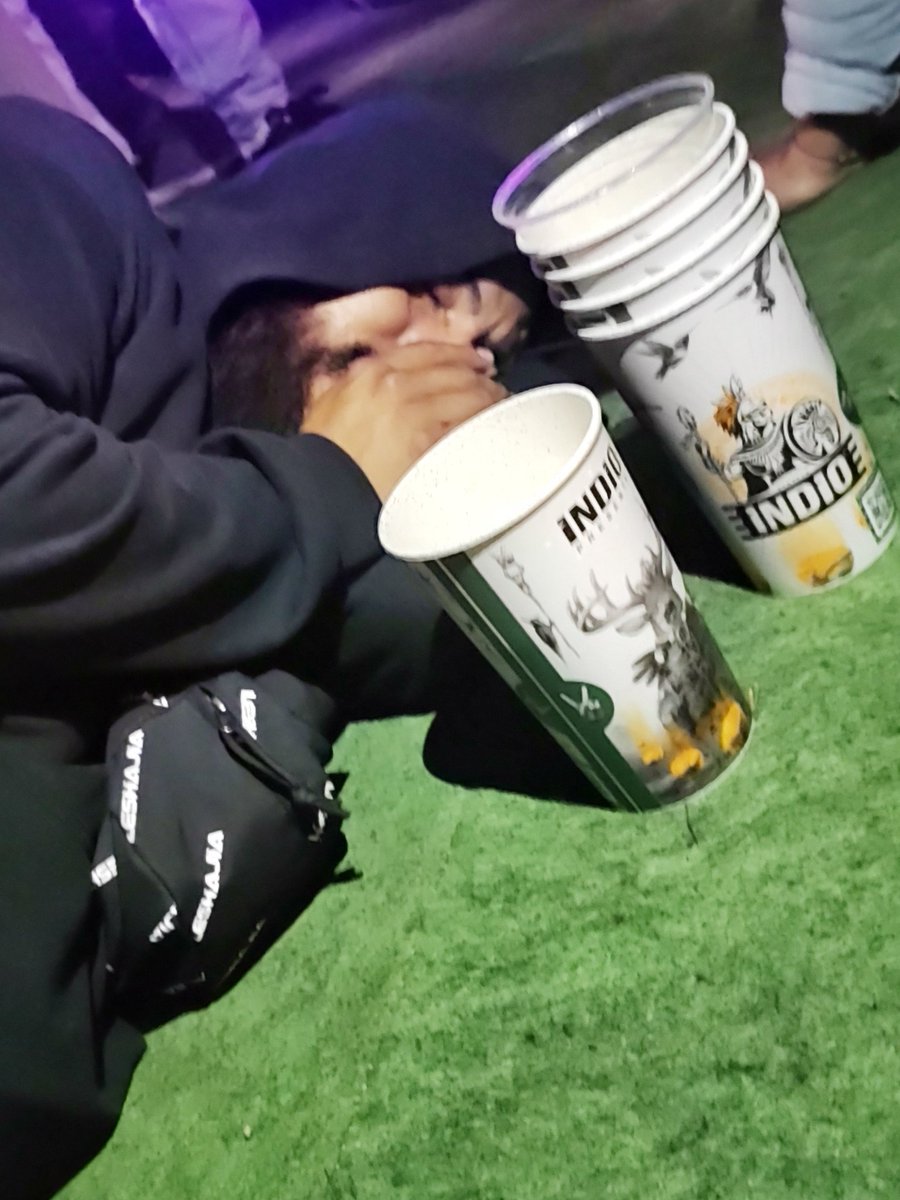 Iconoer's tweet photo. #CuandoElFuturoNosAlcance hola @zaipadron, la neta si me cansé en el Vive latino. #SectaBrava
Saquen las chelas. 🍺 https://t.co/6DVHLnNtx4