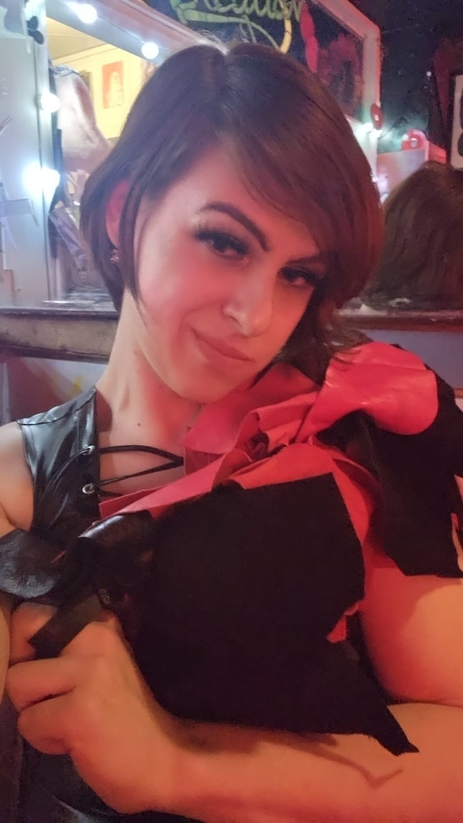 Noelle_trans's tweet photo. A few of my shots from last night's sketch night. 🥰🥰
.
#model #modeling #sketchmodel #sketchnight #latex #latexmodel #latexdress https://t.co/Z9J60C53gb