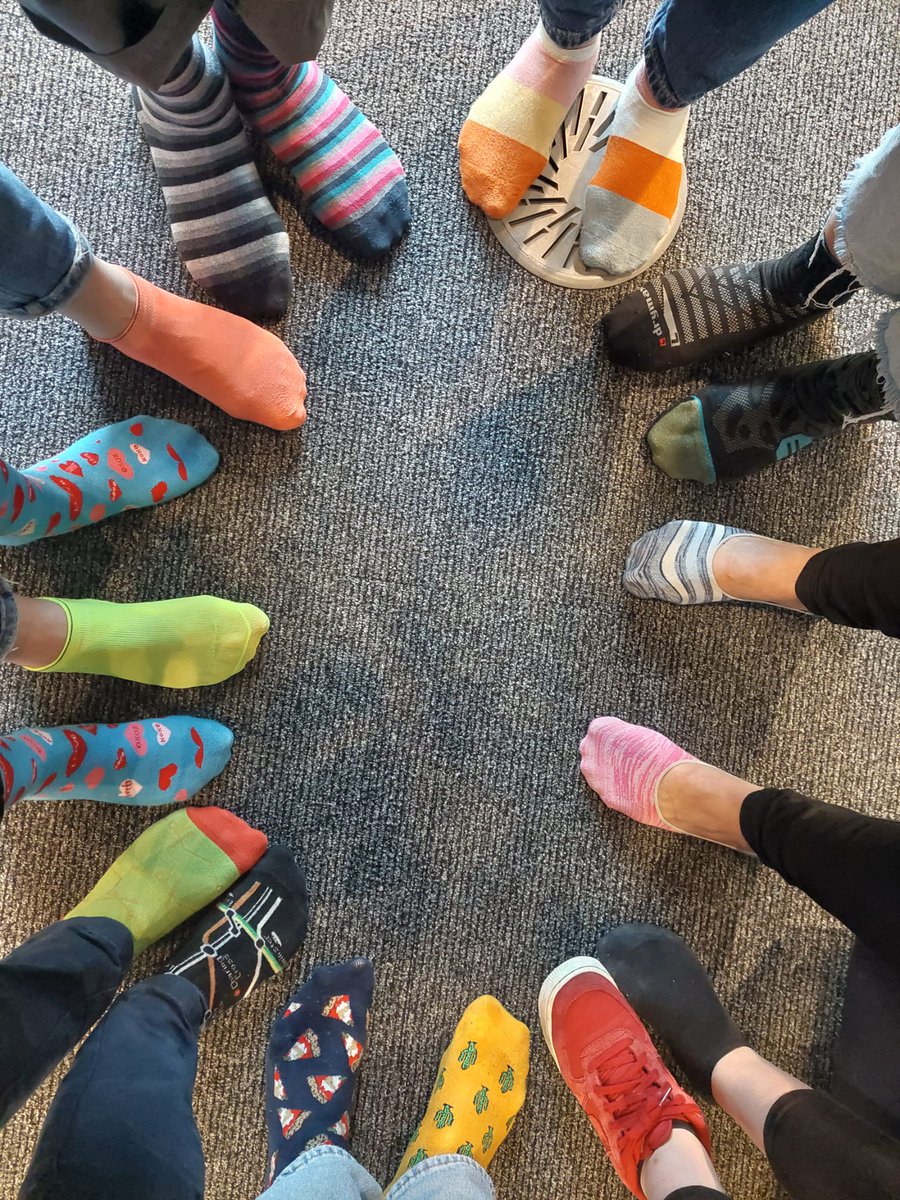 TybulewiczLab's tweet image. Happy #WorldDownSyndromeDay from the @TybulewiczLab!
We are sporting our odd socks to mark the occasion 🧦 #WDSD2023