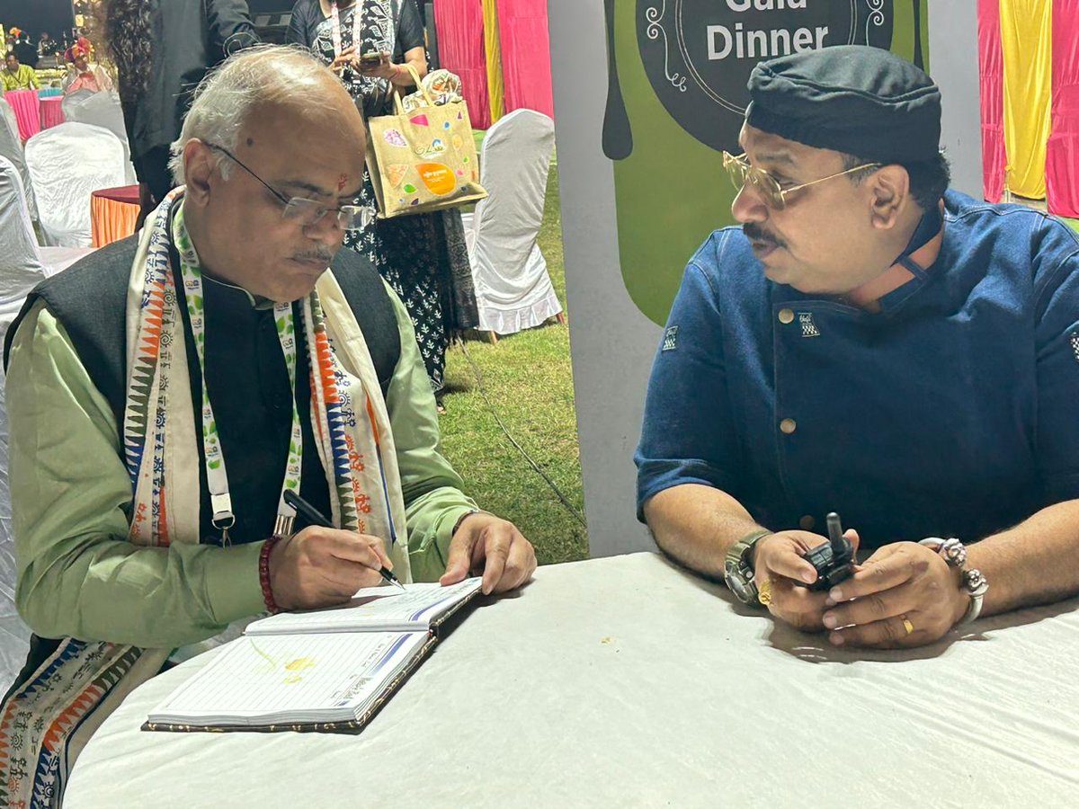 Chefvishnuji's tweet photo. काल झालेल्या #galadinner चे, खाद्य पदार्थांचे, आमच्या मेहनतीचे आपण सगळ्यांनी कौतुक केले त्याबद्दल मनस्वी आभारी आहे, आपल्या देशाची महाराष्ट्राची खाद्य संस्कृती #G20Summit च्या पाहुण्यांसमोर सादर करण्याची संधी दिल्या बद्दल धन्यवाद ! #G20Presidency #G20India #G20Nagpur https://t.co/Rfq0IsfaOk