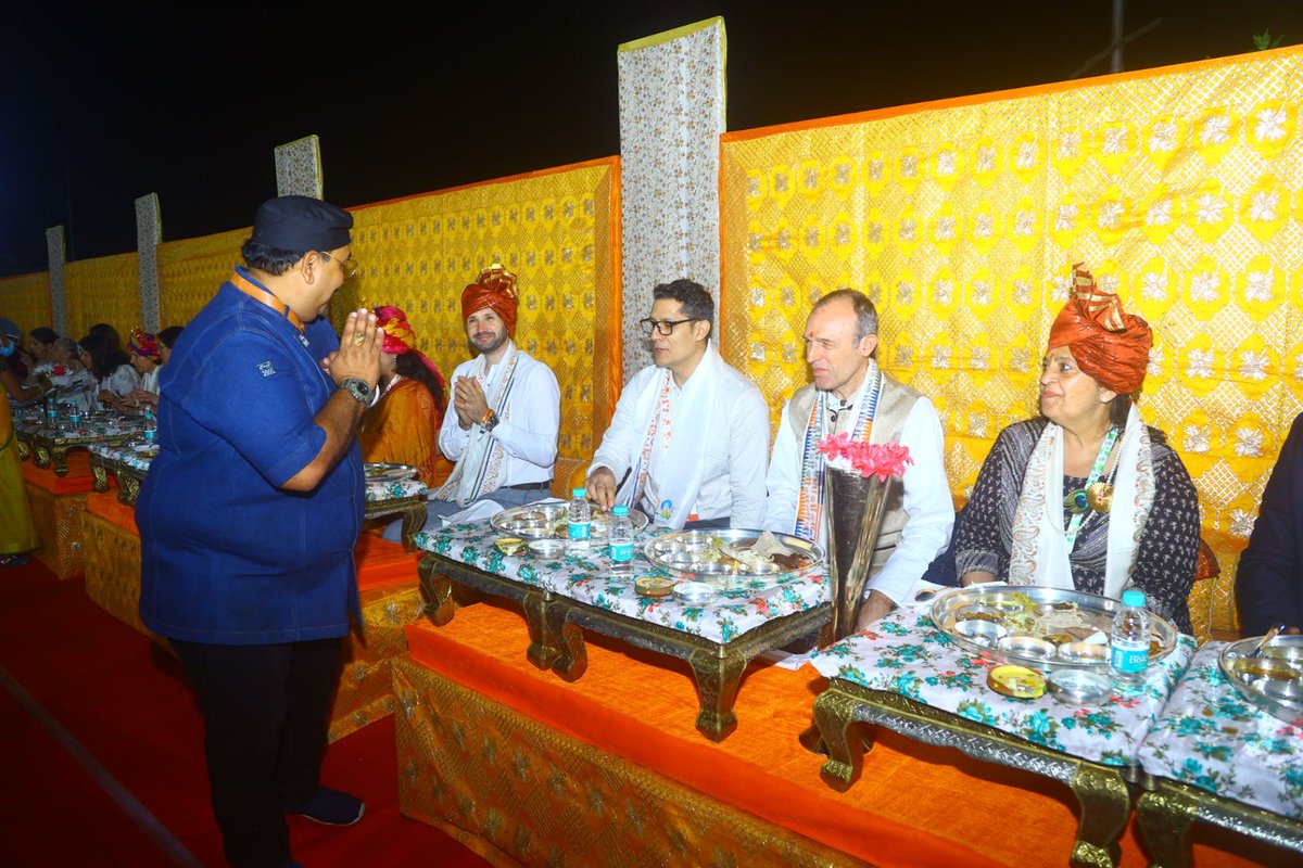 Chefvishnuji's tweet photo. काही अविस्मरणीय क्षण ...#MataAmritanandmayi https://t.co/gHYoVij8tr
