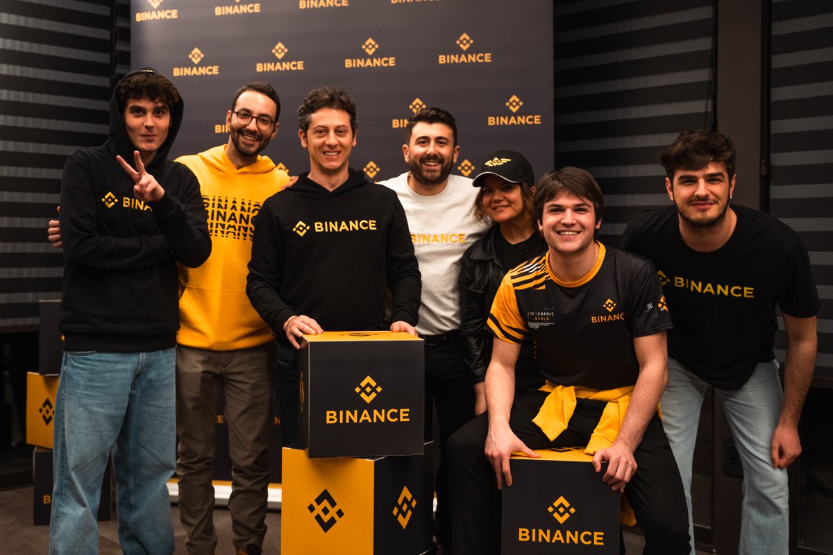 BinanceItalian's tweet image. Grazie Napoli 🇮🇹! È stato incredibile 💙 

🕣 Sabato 18 Marzo, 2023
🔥 5 membri del team, 4 Angels, 3 ospiti che hanno approfondito la situazione macroeconomica e il prossimo aggiornamento di Ethereum, NFT POAP e gadgets #Binance 👕🧢 

➡️Prossima tappa: Venezia/Padova (Aprile)