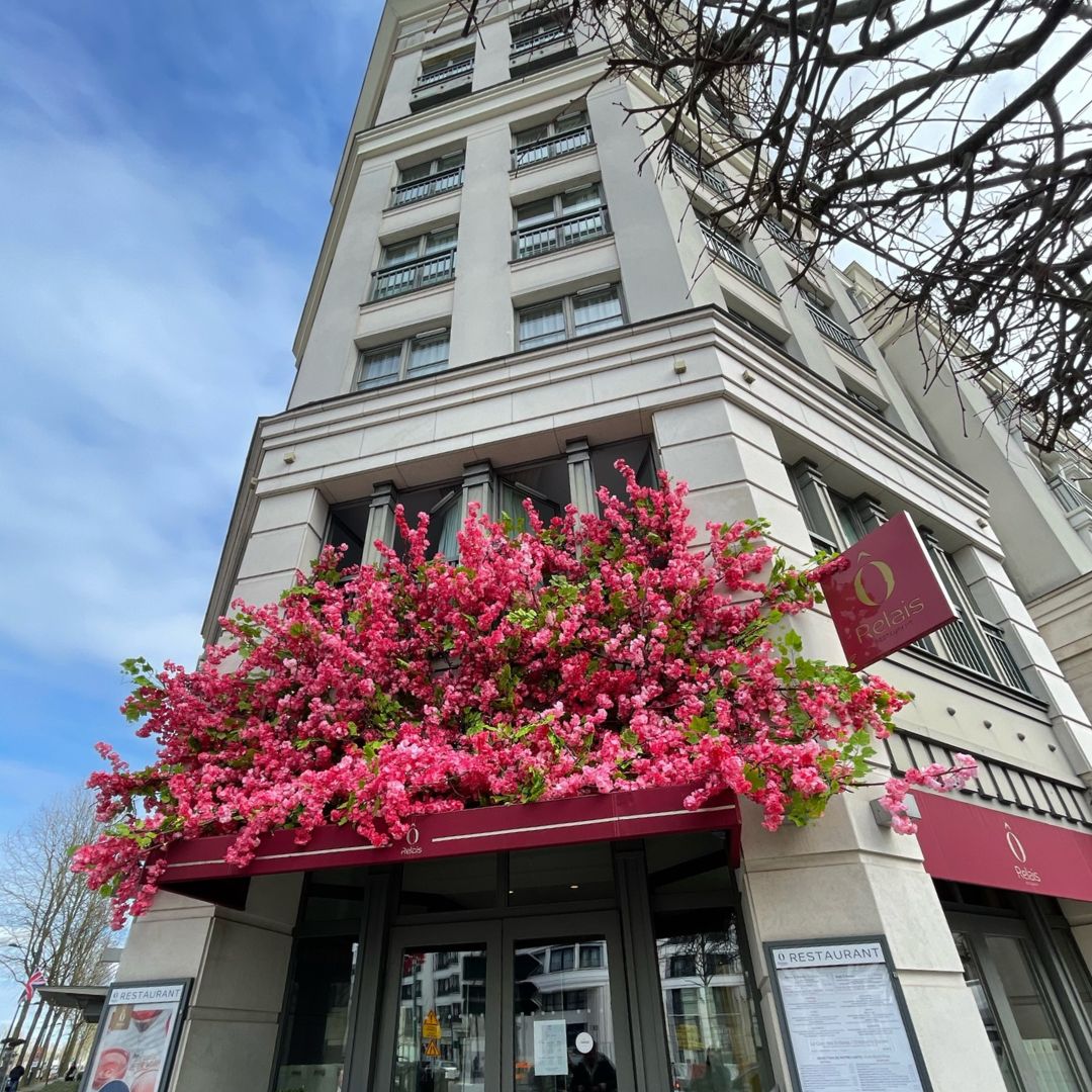 ResideEtudes's tweet photo. 🌸𝑳𝒆 𝒑𝒓𝒊𝒏𝒕𝒆𝒎𝒑𝒔 𝒆𝒔𝒕 𝒂𝒓𝒓𝒊𝒗𝒆́ !🌺
☀️Admirez la magnifique nouvelle devanture du restaurant Ô Relais de notre résidence #RelaisSpaValdEurope. Nos clients seront accueillis par une sublime entrée habillée d'une robe fleurie.
🍽️On vous attend:https://t.co/gWXTR7jodK https://t.co/zWIClAzkz9