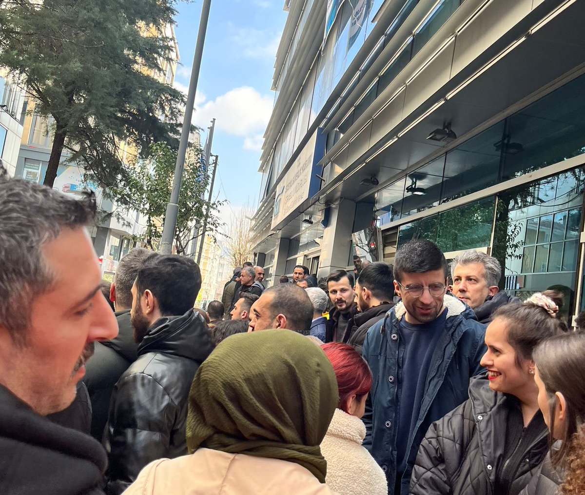 Sosyal Güvenlik çalışanlarının EYT ile birlikte iş yükleri ciddi manada arttı. #GeceGündüzSGKdayız Diyorlar. Emeklerinin karşılığı olan özlük haklarının iyileştirilmesi noktasında desteğe ihtiyaçları var.