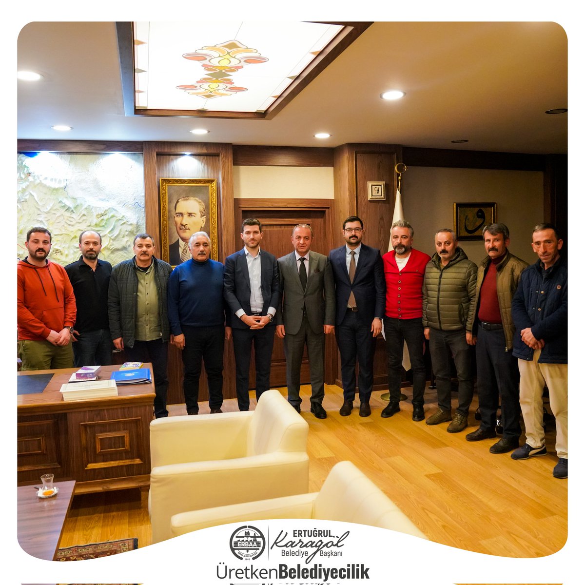 Ertugrulkaragol's tweet photo. Türkiye Kamu Çalışanları Vakfı Erbaa Temsilciliği Başkanı Hasan Öz ve TÜRKAV üyelerini ağırladık. Kıymetli başkanımıza ve üyelerimize nazik ziyaretleri ve hediyeleri için teşekkür ediyorum.
#ertugrulkaragol
#erbaabelediyesi
#erbaa
#üretkenbelediyecilik https://t.co/hxT9ksZUjV