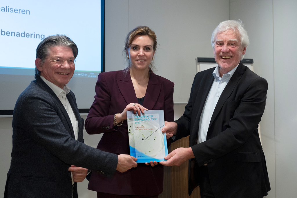 COGEMnet's tweet photo. De voorzitters van @Gezondheidsraad en @COGEM bieden de Trendanalyse Biotechnologie 2023 aan aan de staatssecretaris van IenW, Vivianne Heijnen https://t.co/5JUX7vNFKS