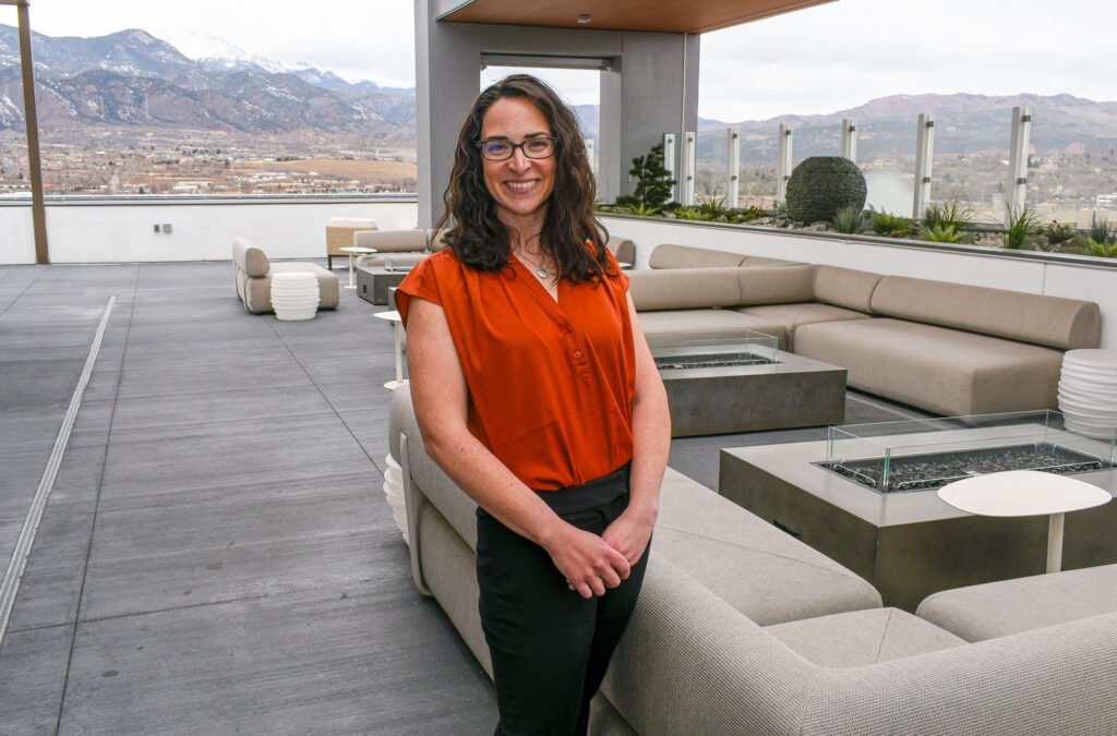 Our very own CO Springs 2023 Rising Star: Dr. Sara Saporta-Keating 👏
“At the time, we could not have known just how important she would become, not just to our hospital, but to our entire community... [her] efforts have literally saved children’s lives."
sixty35media.org/news/2023-risi…