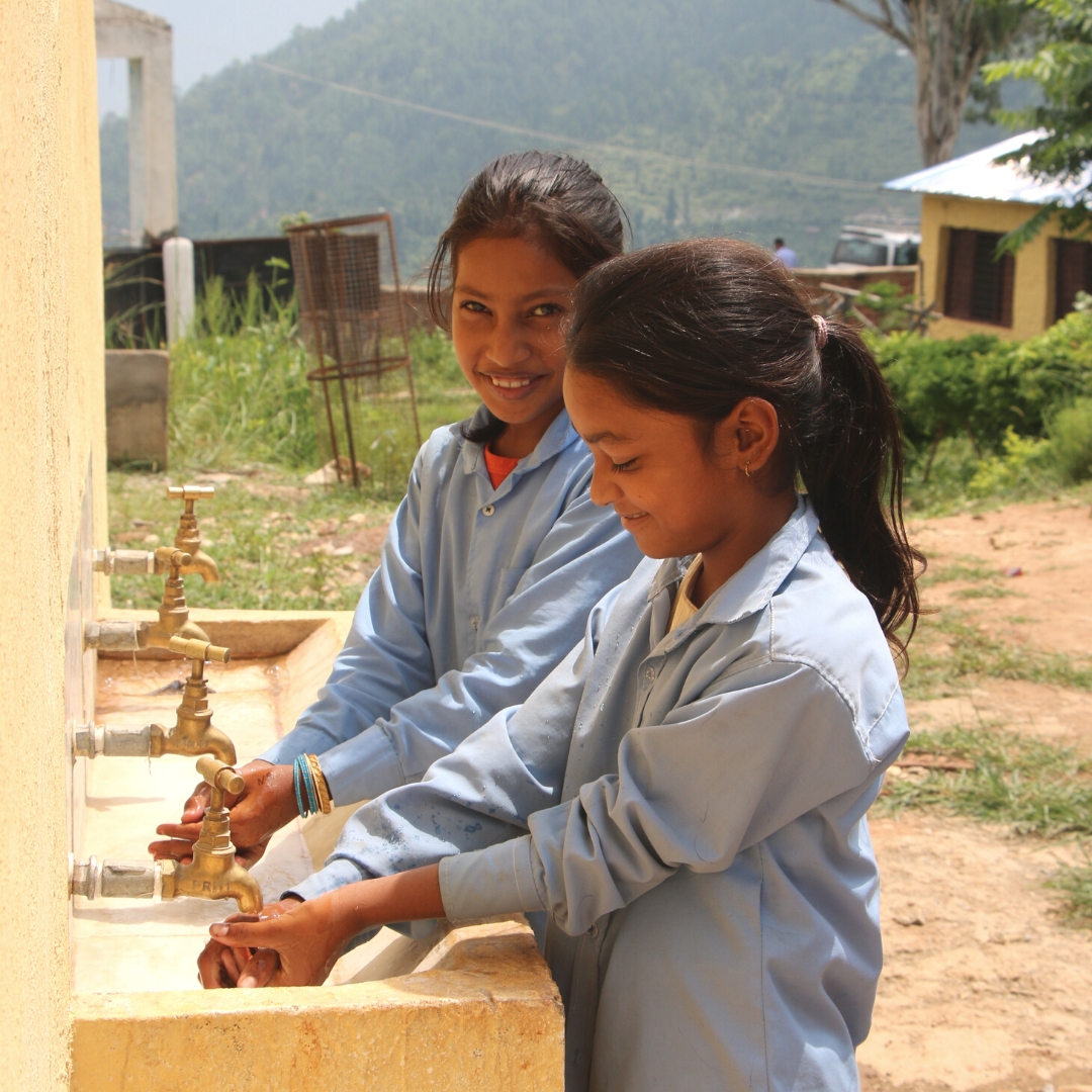 Ilman vettä ja sanitaatiota moni tyttö jää pois koulusta kuukautisten aikana 🩸. 

Bhanun yläkoulussa Nepalissa remontoitiin tytöille omat vessat ja parannettiin käsienpesua Suomen ja Unicefin yhteistyöllä. 

#maailmanvesipäivä #lapsenoikeudet #kehitysyhteistyö <a href="/unicef_finland/">Suomen UNICEF – UNICEF Finland</a>