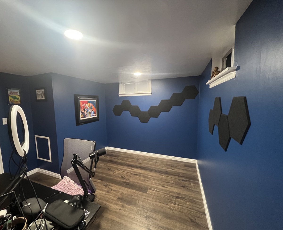 patbreviews's tweet image. Finally have the office in recording shape! Excited to get back to podcasting again :) #gaggleofgeeks #podcast #homeoffice #homestudio