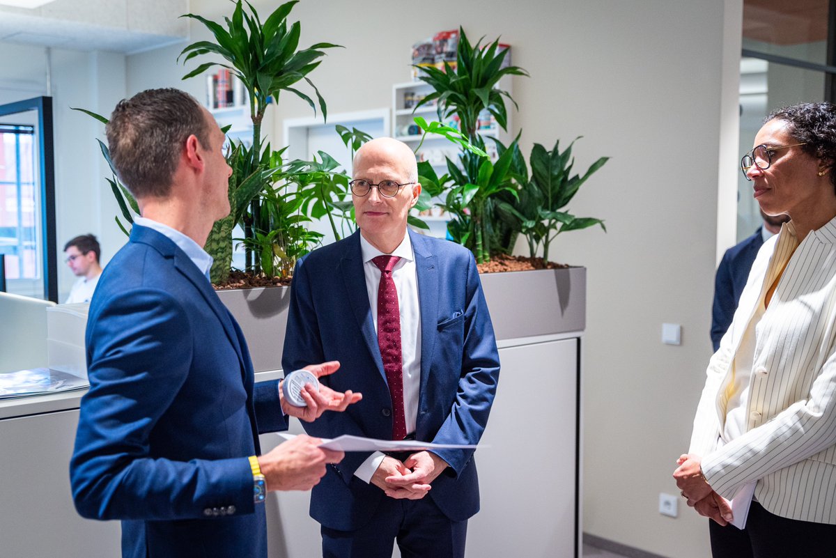 Seit 100 Jahren hat die @Reemtsma_ITG ihren Sitz in Hamburg und ist ein bedeutendes Unternehmen für den Wirtschaftsstandort. BGM <a href="/TschenPe/">Peter Tschentscher</a> hat heute den neuen Verwaltungssitz auf dem Campus der "Marzipanfabrik" besucht und sich mit Mitarbeitenden ausgetauscht.