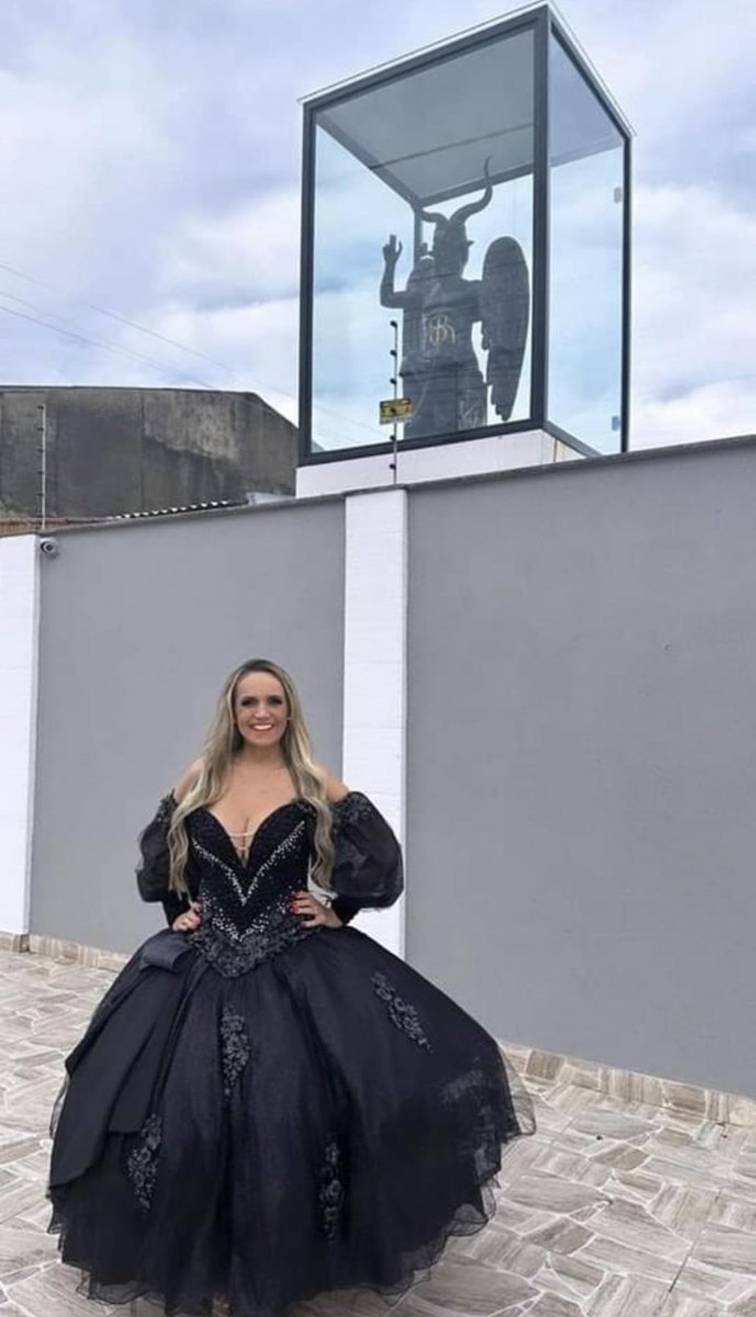luscas's tweet photo. a diva dona da casa com a estatua de baphomet que viralizou no twitter esses dias 

mto gótica https://t.co/NqlAEljoeZ