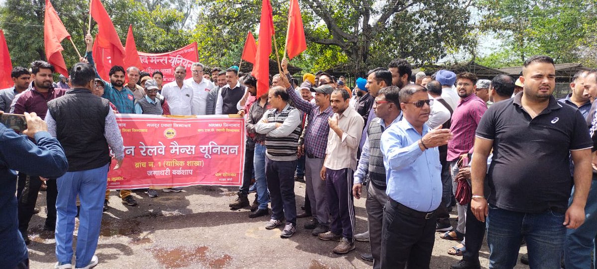 prem_sonker's tweet photo. @ShivaGopalMish1 @RailMinIndia पेंशन व सामाजिक सुरक्षा कर्मचारियों का मौलिक हक, इसके लिये काम.शिव गोपाल मिश्रा जी की लीडरशिप में हर लड़ाई लड़ेगी मेंज यूनियन और आल इंडिया रेलवे मेंज फेडरेशन: काम. प्रेम सोनकर ! https://t.co/xwmvflcKUY
