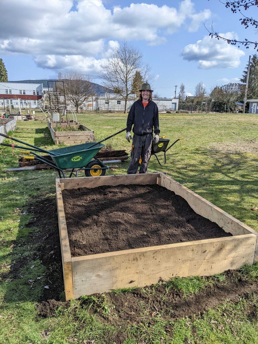 cowgreencom's tweet photo. With the beautiful sunshine last week, we  took the opportunity to get some bed maintenance done in the Kinsmen Community Gardens. Spring is coming!

#kinparkyouthurbanfarm  #cowichangreencommunity #spring! https://t.co/C3UYNYg4Ai