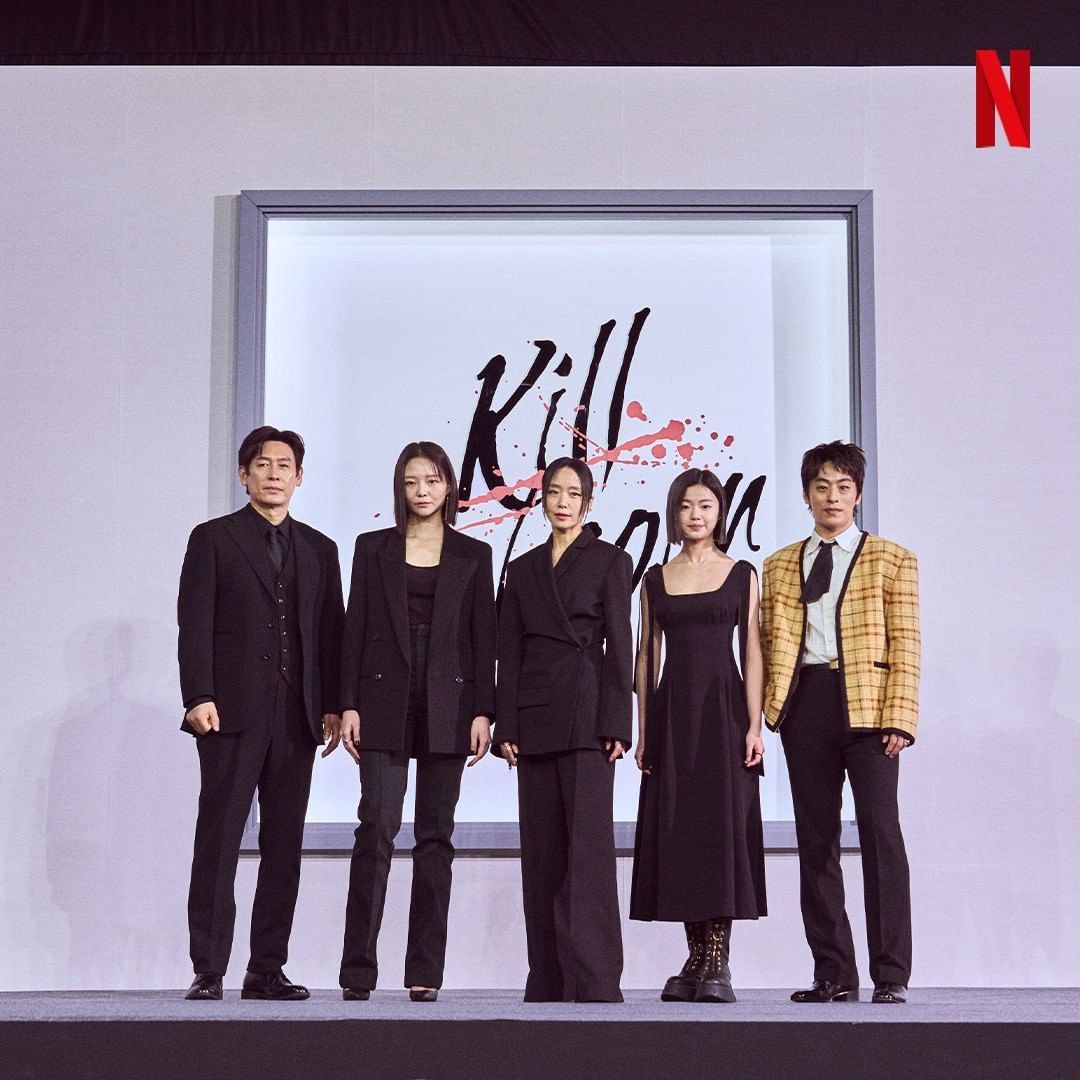 DramalandBR's tweet photo. 📰 | A Netflix liberou as imagens da conferência de imprensa do filme #KillBokSoon.

Na história, acompanhamos a vida de uma assassina. Estrelando: #JeonDoYeon, #SeolKyungGu, #ESom, #KooKyuHwan e #KimShiAh.

Estreia em 31 de março. https://t.co/pg6RDncRhf