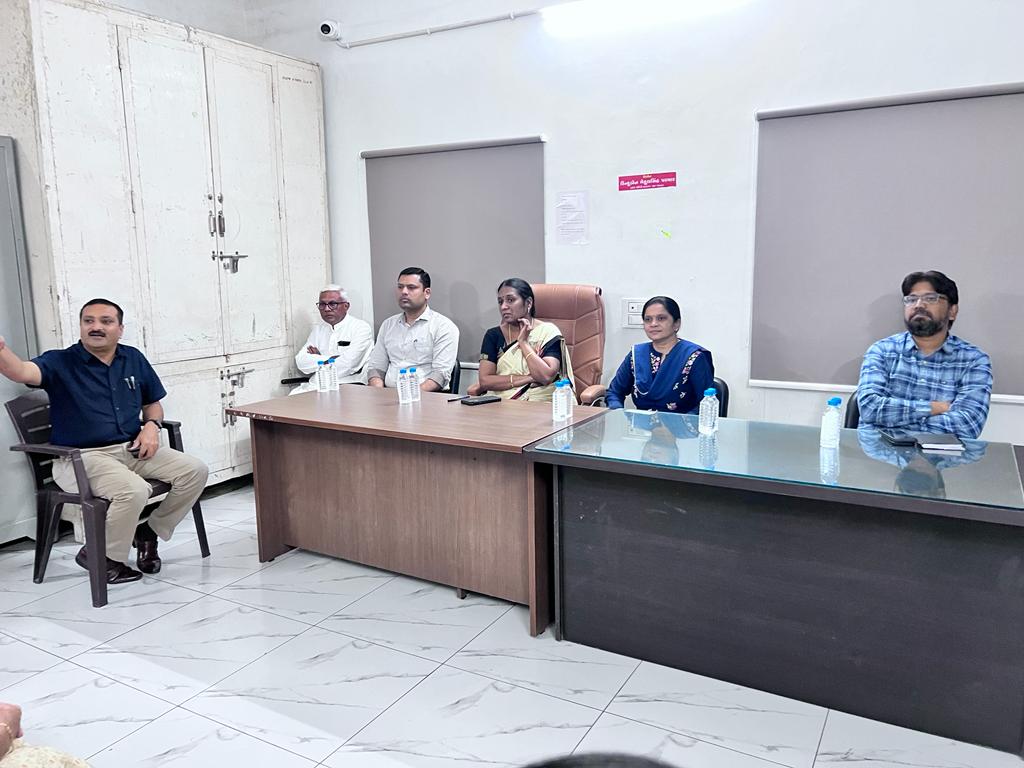 આજરોજ ગાંધીનગર તાલુકાના અડાલજ ગામ ખાતે સામાન્ય દફ્તર તપાસણી કરી તથા ત્યારબાદ ગ્રામજનોને સ્પર્શતા મુદ્દાઓની ચર્ચા વિચારણા અને સરકારશ્રીની વિવિધ યોજનાઓથી સ્થાનિકોને વાકેફ કરવા હેતુ રાત્રીસભાનું સફળતાપૂર્વક આયોજન કરવામાં આવ્યું. <a href="/CMOGuj/">CMO Gujarat</a> <a href="/revenuegujarat/">Revenue Dep. Gujarat</a> <a href="/infogujarat/">Gujarat Information</a>