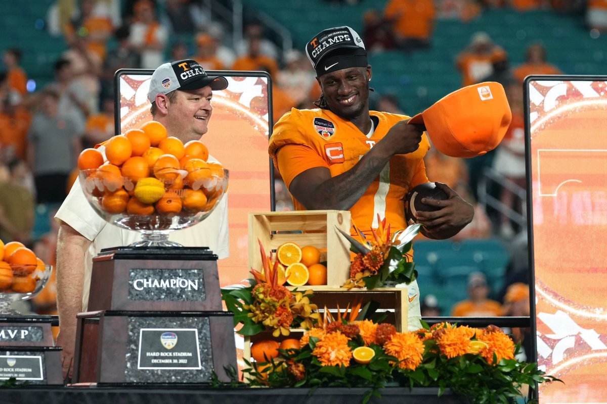 BetweenTheNums's tweet photo. Schools to win a NY6/BCS CFB Game (Since 1998) &amp; have both their Men’s and Women’s basketball teams advance to the Sweet 16 in the same school year: 

2022-23 Tennessee 
2012-13 Louisville*
2010-11 Ohio State

Only three programs over the past 25 years have done this ‼️ https://t.co/xHjqbEVwbW