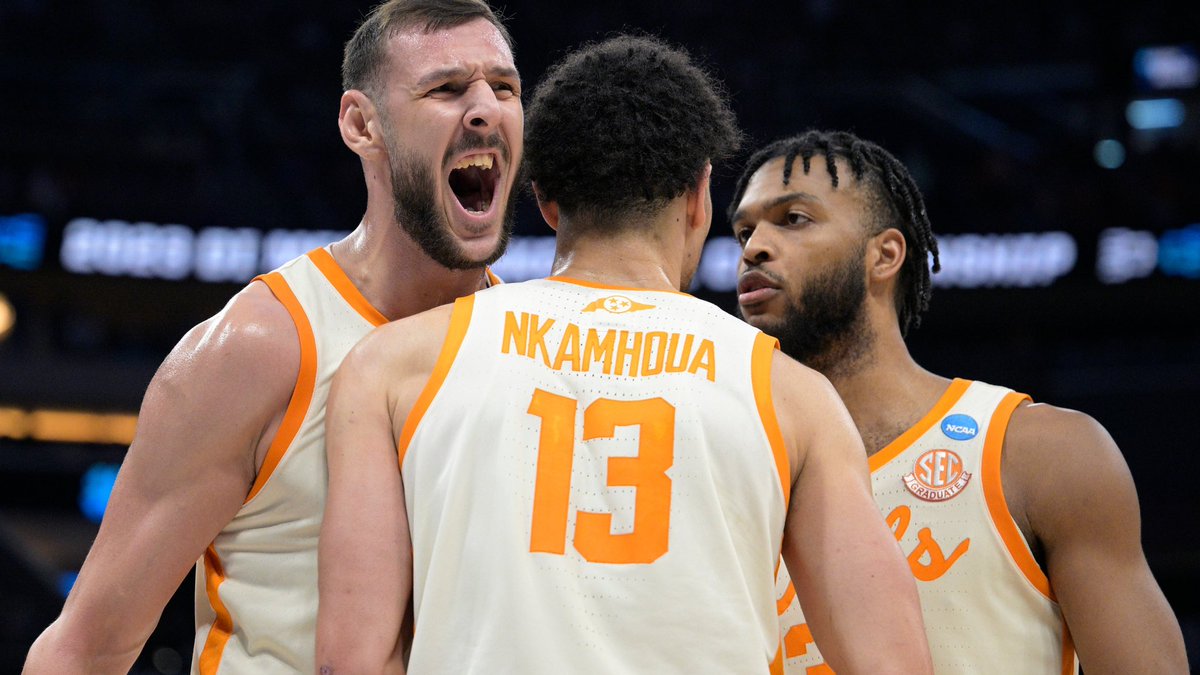 BetweenTheNums's tweet photo. Schools to win a NY6/BCS CFB Game (Since 1998) &amp; have both their Men’s and Women’s basketball teams advance to the Sweet 16 in the same school year: 

2022-23 Tennessee 
2012-13 Louisville*
2010-11 Ohio State

Only three programs over the past 25 years have done this ‼️ https://t.co/xHjqbEVwbW