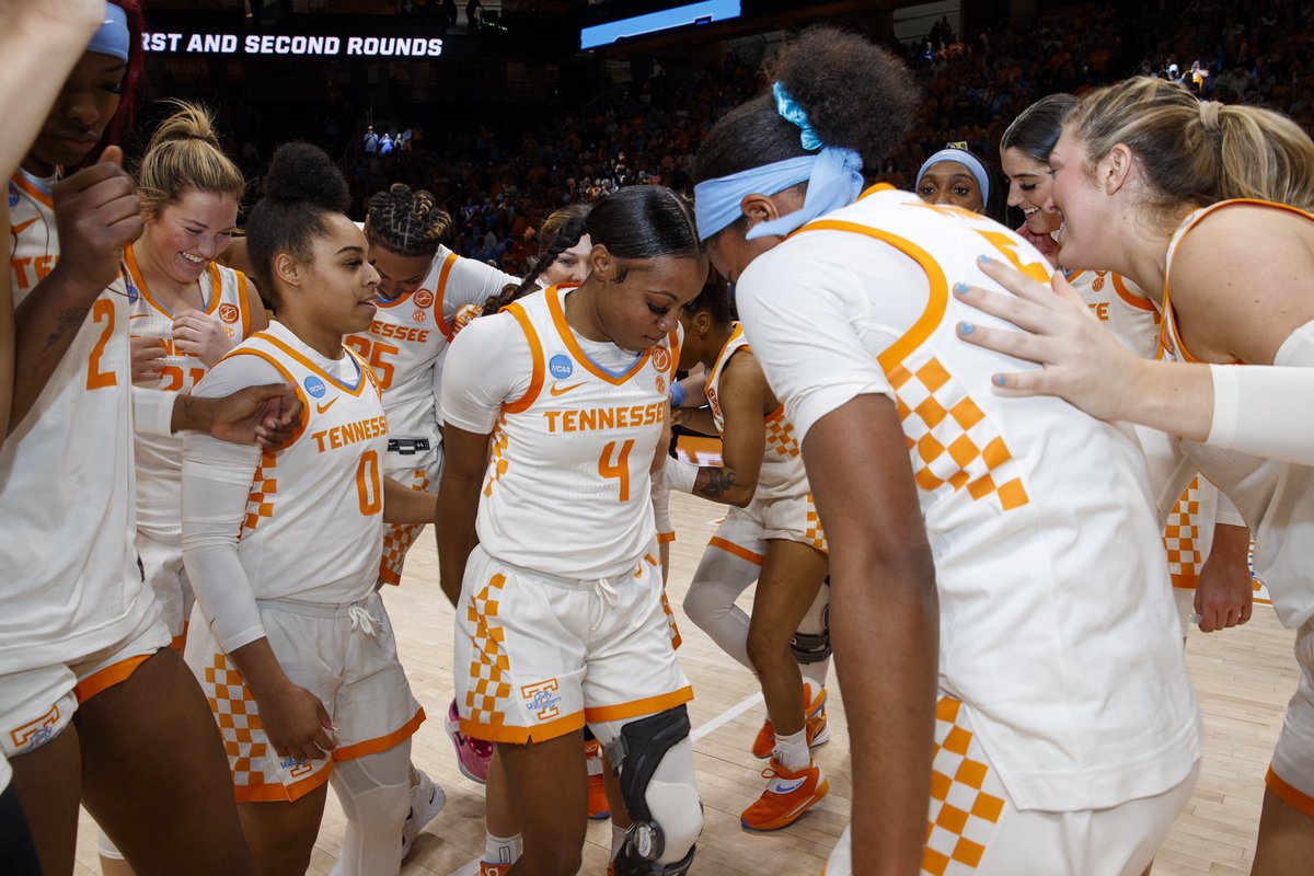 BetweenTheNums's tweet photo. Schools to win a NY6/BCS CFB Game (Since 1998) &amp; have both their Men’s and Women’s basketball teams advance to the Sweet 16 in the same school year: 

2022-23 Tennessee 
2012-13 Louisville*
2010-11 Ohio State

Only three programs over the past 25 years have done this ‼️ https://t.co/xHjqbEVwbW