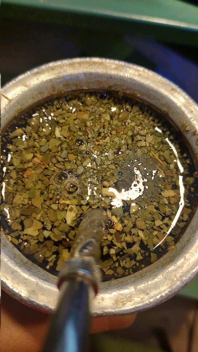 Un cordobés cebando mates