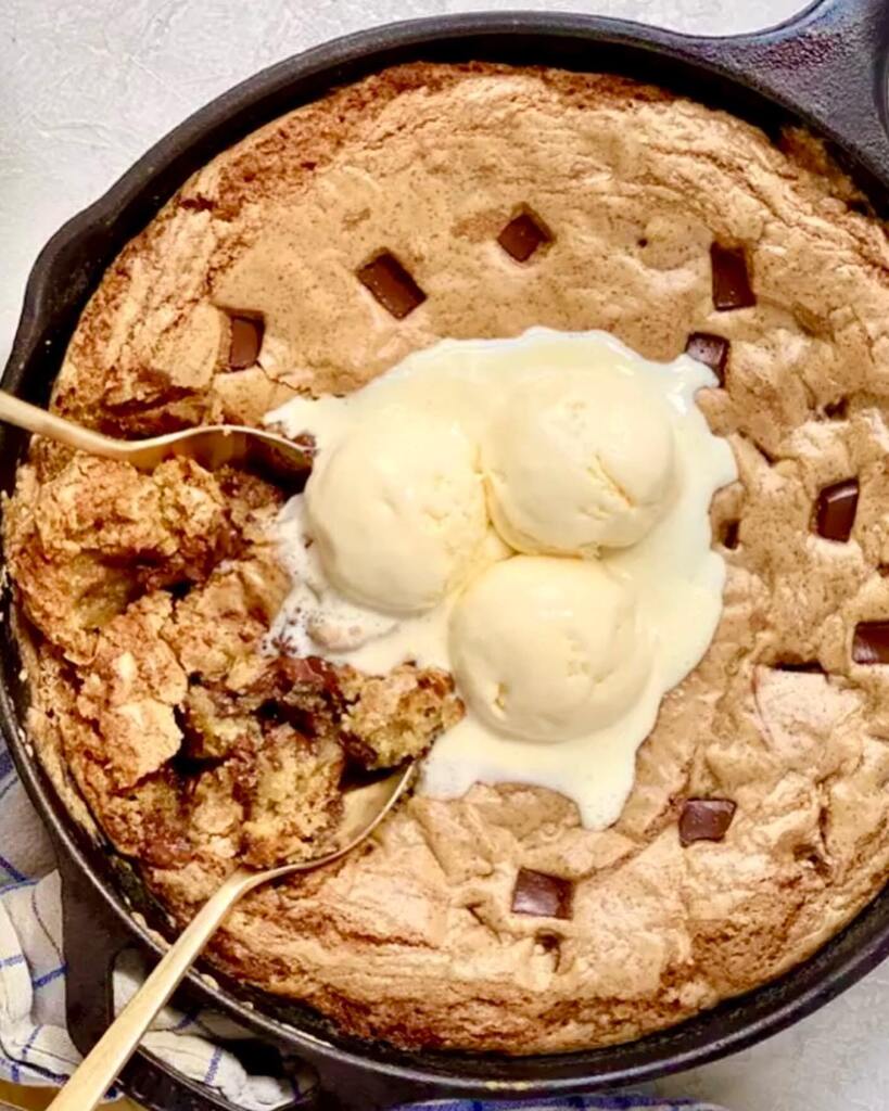 Yo, peeps: one bowl chocolate chip skillet cookie a la mode (if u know what’s good for you) coming in hot. Recipe linked in my bio - easy peasy (natch) and crispy, chewy, buttery and chocolatey in every bite. Make now. Please.