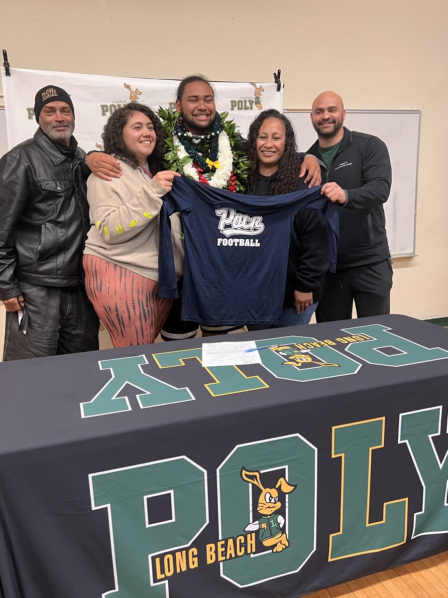 Poly's own @RuffinsTyson 🐇🏈💚💛 https://t.co/GphPvx5FpO
