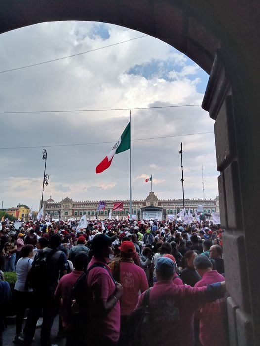 17escobas's tweet photo. 18M
Nunca en mi vida había sentido tanta emoción al ver ondear a nuestra enseña patria. La verdad es que despertó mi amor a un país que me ha dado de todo, desde los priistas que nunca pedí, los panistas que siempre he rechazado y el único presidente por el que he votado. https://t.co/dMcyh0AX8f