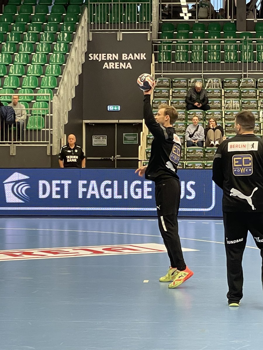 “Giraffen” er klar til en stor håndboldaften i Skjern. <a href="/SkjernHaandbold/">Skjern Håndbold</a> tager imod <a href="/FuechseBerlin/">Füchse Berlin</a> med Skjern-drengen Mathias Gidsel på holdet. <a href="/radio4dk/">RADIO IIII</a> er med i det vestjyske.