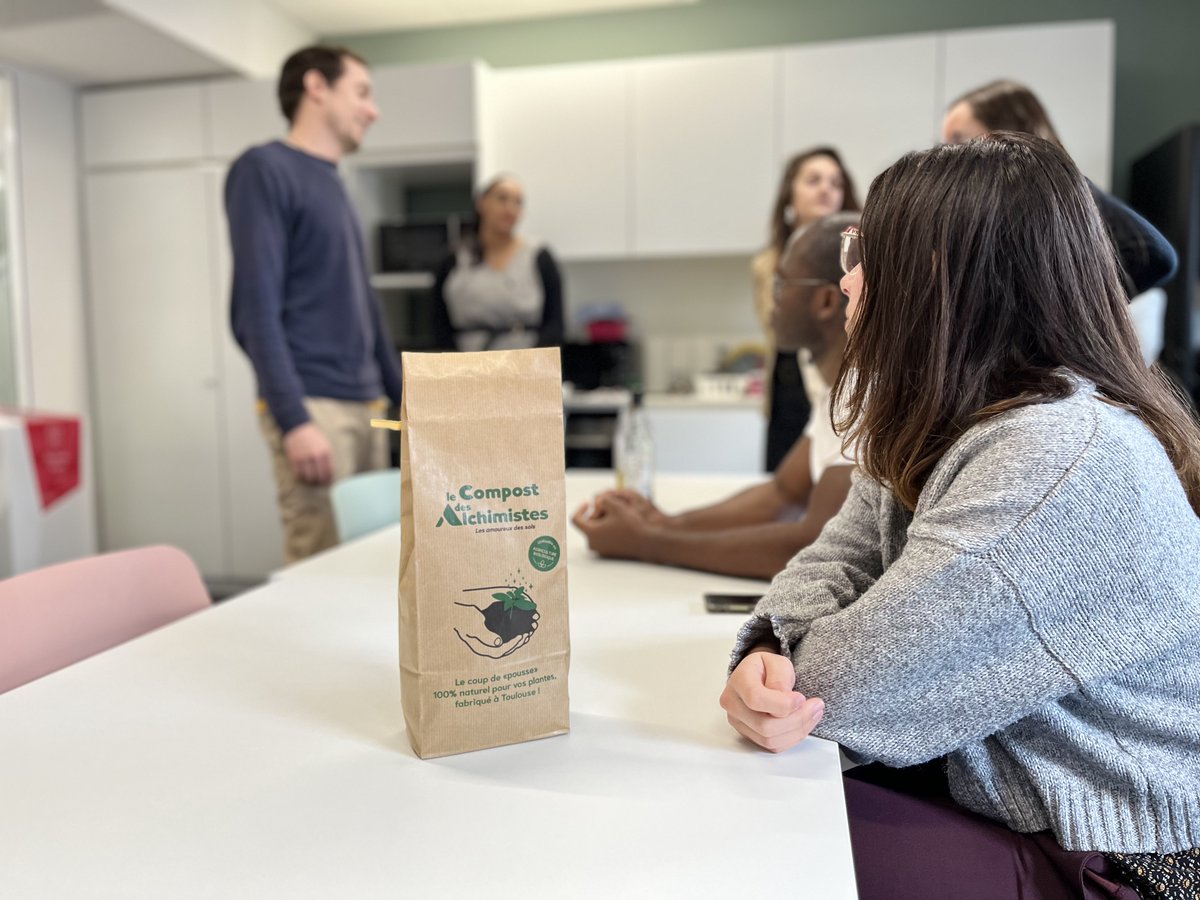 cacomptepourmoi's tweet image. On réduit, on tri, on #composte ♻️

Les Alchimistes Occiterra sont venus nous former à la valorisation de nos bio déchets, plus précisément le composte.

✅Objectif  : 1 tonne de biodéchets collectée par an. 

De quoi faire du bien à notre chère planète 🌎