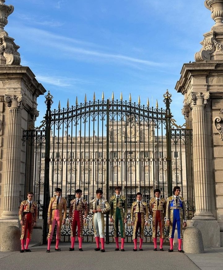 ftorodelidia's tweet photo. ❌ Nos querían en guetos, encerrarnos en las plazas.

✅ Dijimos basta. La tauromaquia ha vuelto a a salir a la calle y a tener la normalidad de cualquier otro espectáculo. Es lo que hemos hecho con el vídeo promocional del @MadridCircuito.

Volvimos a las calles para quedarnos. https://t.co/DCiGi9q0QB