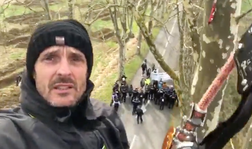 A69 - VIDEO-  Depuis 7h ce matin <a href="/BrailThomas/">Thomas Brail</a> du <a href="/GNSA_arbres/">GNSA 🌳 Groupe National de Surveillance des Arbres</a> est accroché dans un des 28 platanes qui doivent être abattus demain sur le chantier de l'A69  #Castres / #Verfeil. 
letarnlibre.com/thomas-brail-f…