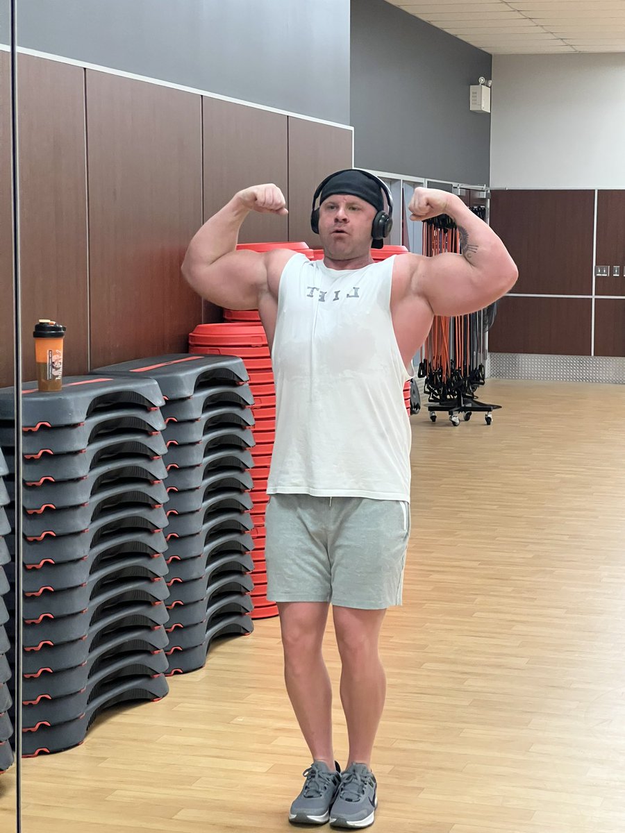 Matt64151209's tweet photo. #JuNkVoLuMe @dookiebutter100 @StarmanChase this edition of useless junk volume training is brought to you by 20”+arms. Also known as the a Dean T special. https://t.co/ifCMsUG9Nu