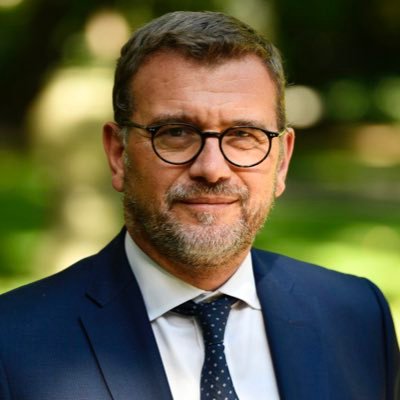 .<a href="/OlivierKlein93/">Olivier Klein</a> va recevoir les représentants de trois promoteurs #immobiliers de premier plan : Alain Taravella (<a href="/altarea_groupe/">Altarea</a>), <a href="/B_Mounier/">Bernard Mounier</a> (<a href="/Bouygues_Immo/">Bouygues Immobilier</a>), <a href="/E_Launiau/">Emmanuel Launiau</a> (<a href="/QUARTUS/">QUARTUS</a> )
&gt;&gt; bit.ly/4038xoQ