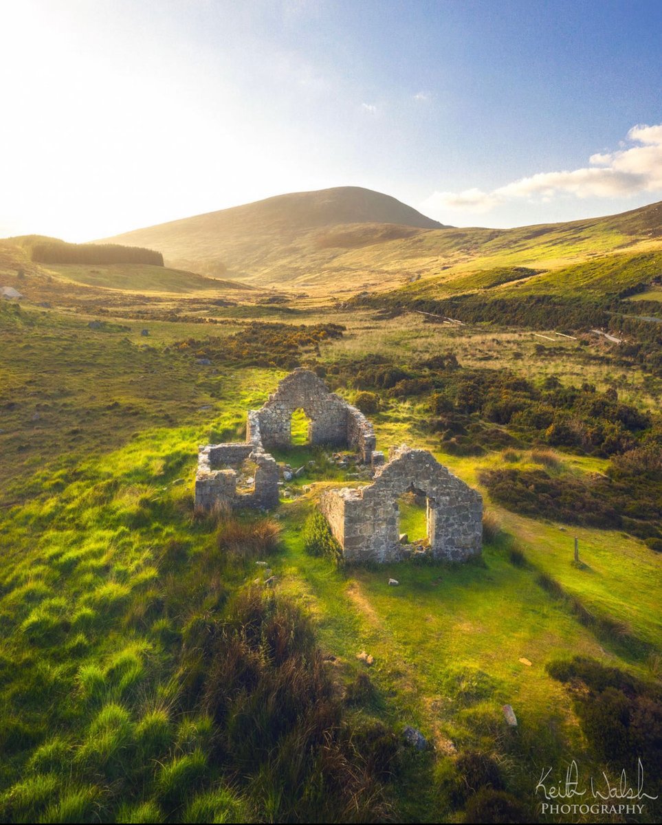 Stairnahireann's tweet photo. In the Liturgical calendar, today is the Feast day of Saint Cóemgen, also known as Kevin and Kevin of the Angels, founder and first abbot of Glendalough in Co Wicklow.
Read more 🔗 https://t.co/ZlaHq4ZmRM https://t.co/DfxObiH5lY
