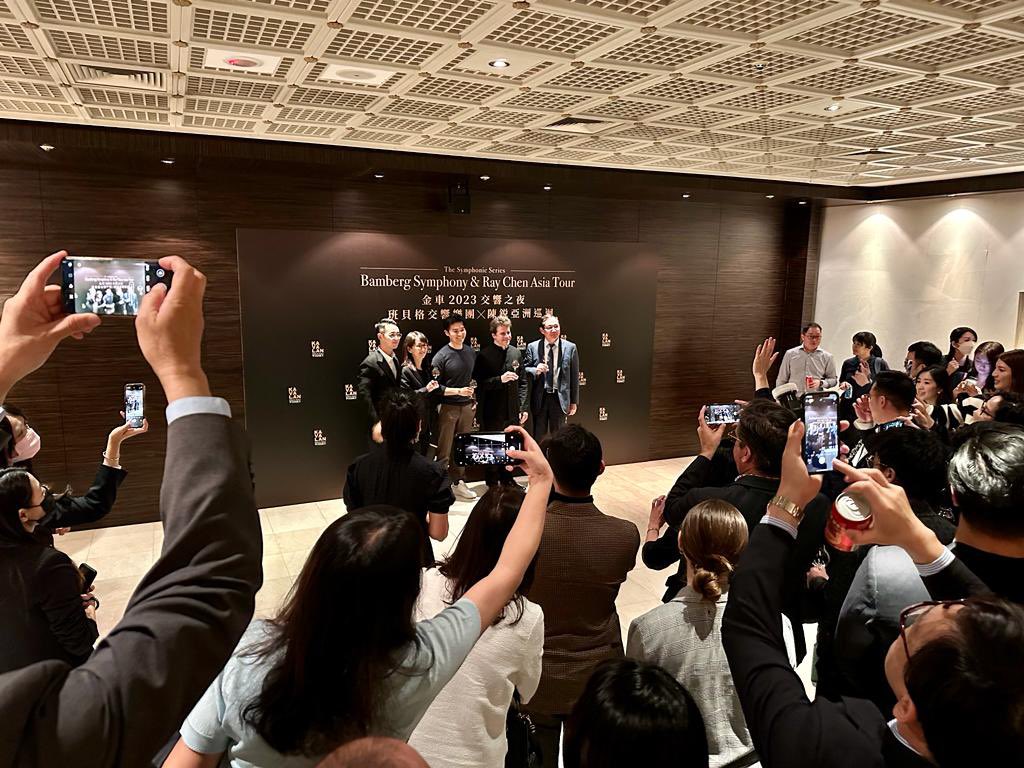 HarrisonParrott's tweet image. #Indemand😯

📷 #HPonTour are in Taiwan with @bambergsymphony, people queuing for autographs after the concert! ✍️