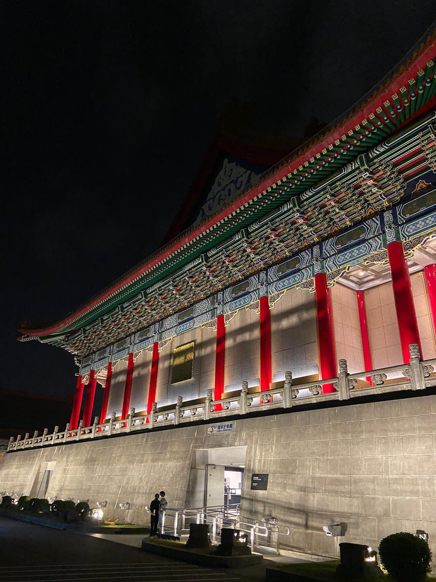 HarrisonParrott's tweet image. #Indemand😯

📷 #HPonTour are in Taiwan with @bambergsymphony, people queuing for autographs after the concert! ✍️