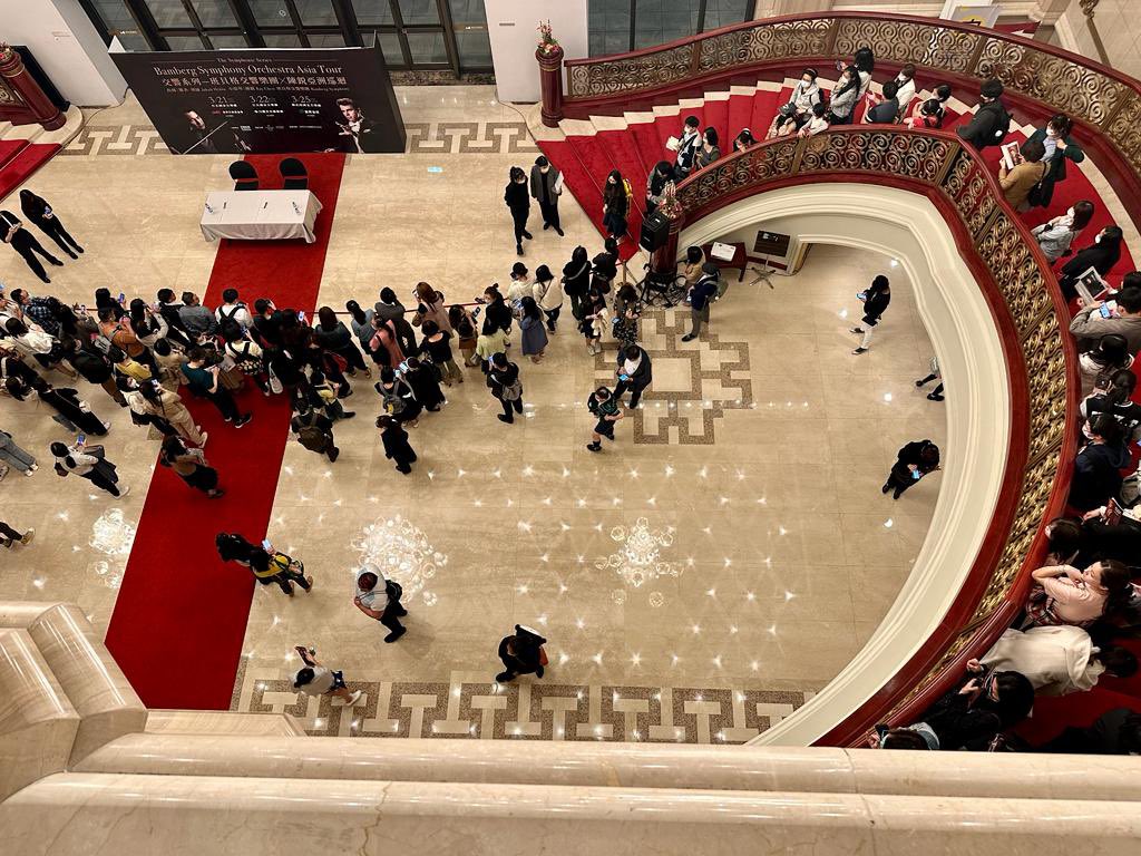 HarrisonParrott's tweet image. #Indemand😯

📷 #HPonTour are in Taiwan with @bambergsymphony, people queuing for autographs after the concert! ✍️