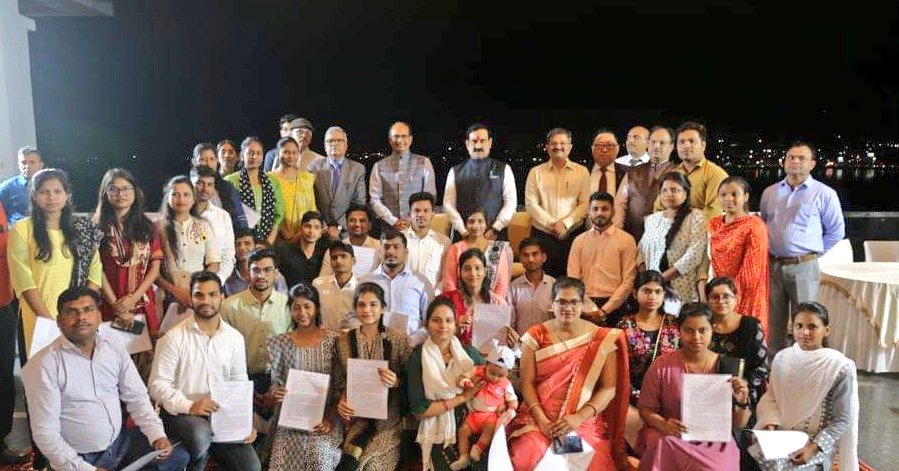 मध्यप्रदेश के जेल विभाग में चयनित 33 अभ्यर्थियों को आज राजधानी भोपाल में माननीय मुख्यमंत्री श्री <a href="/ChouhanShivraj/">Shivraj Singh Chouhan</a> जी के सानिध्य में नियुक्ति पत्र प्रदान किए व उज्ज्वल भविष्य की शुभकामनाएं दीं।