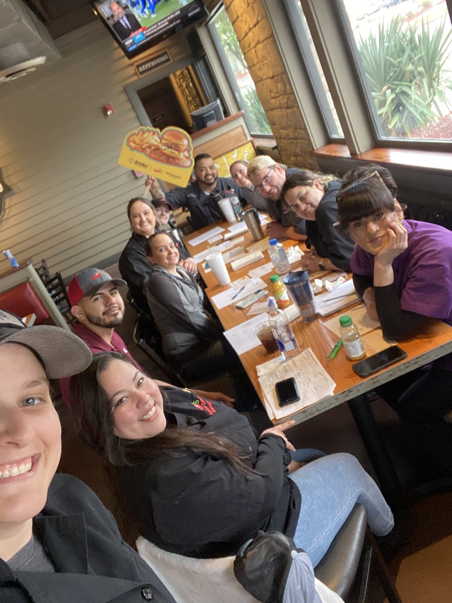 rachelaustin13's tweet photo. Culinary meeting for @Roymascorros market this morning!! Learning so many things and teaching future GM’s!!! #ChilisLove #BrinkerWTL #sunflower 🌻🌶️❤️ https://t.co/6ZulVCpuMl