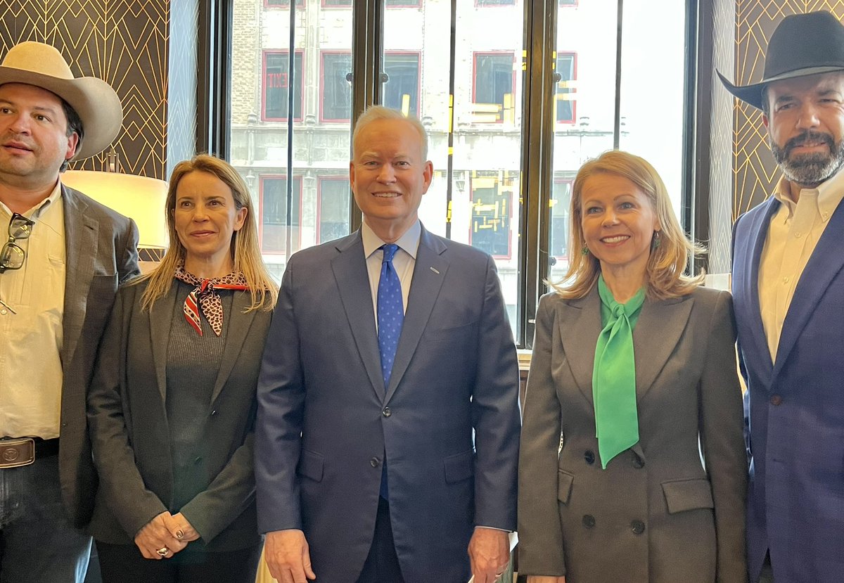 A strong delegation of businessmen from 🇲🇽 (state of Chihuahua), is visiting OK to look for collaborations and potential trade and investments with local counterparts. We are grateful with former Mayor @MickCornett for his welcoming and the @okcchamber for hosting them!