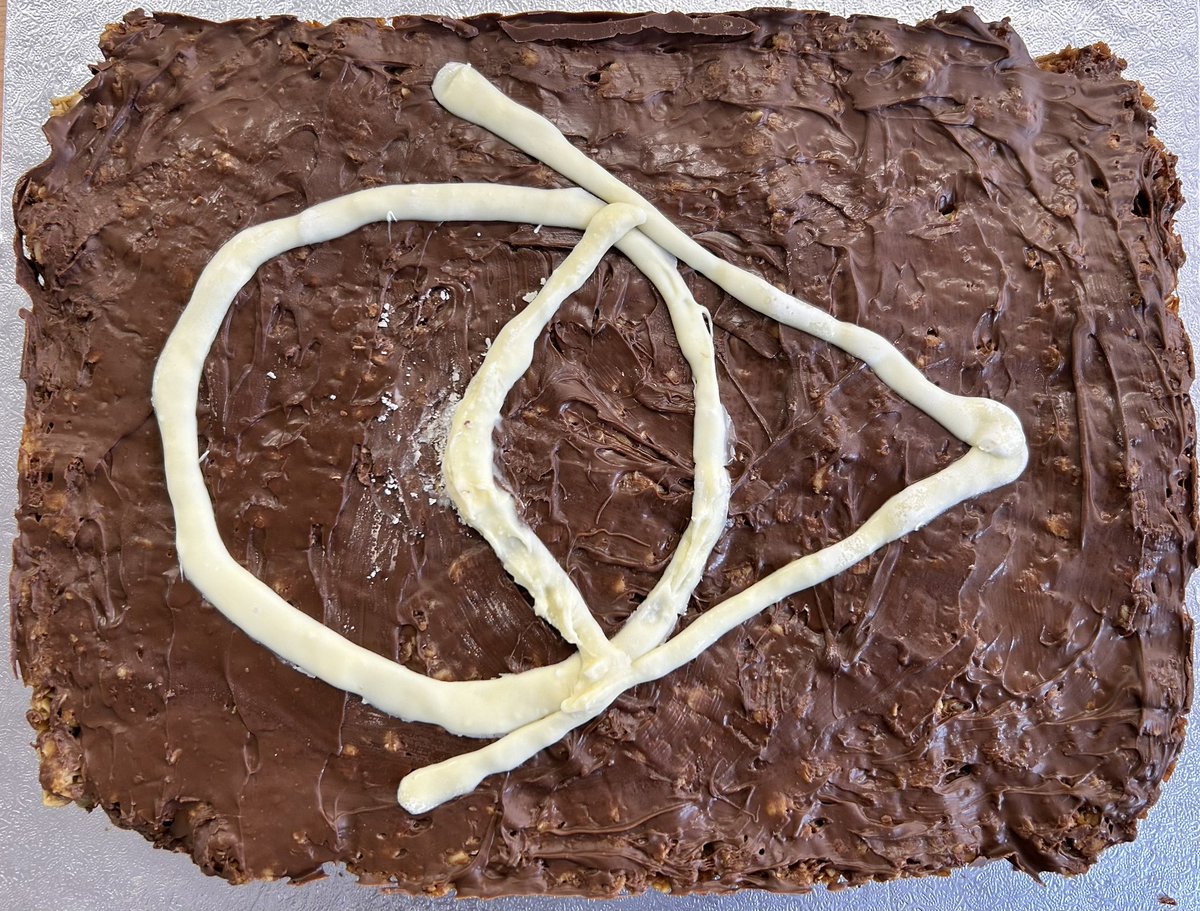 A couple more tasty treats from #MathsCakeClub. Last week Noah baked a Fibonacci spiral cake and this week’s offering was a circle theorems chocolate flapjack from Flynn. 😋 🍰#SolSchMaths