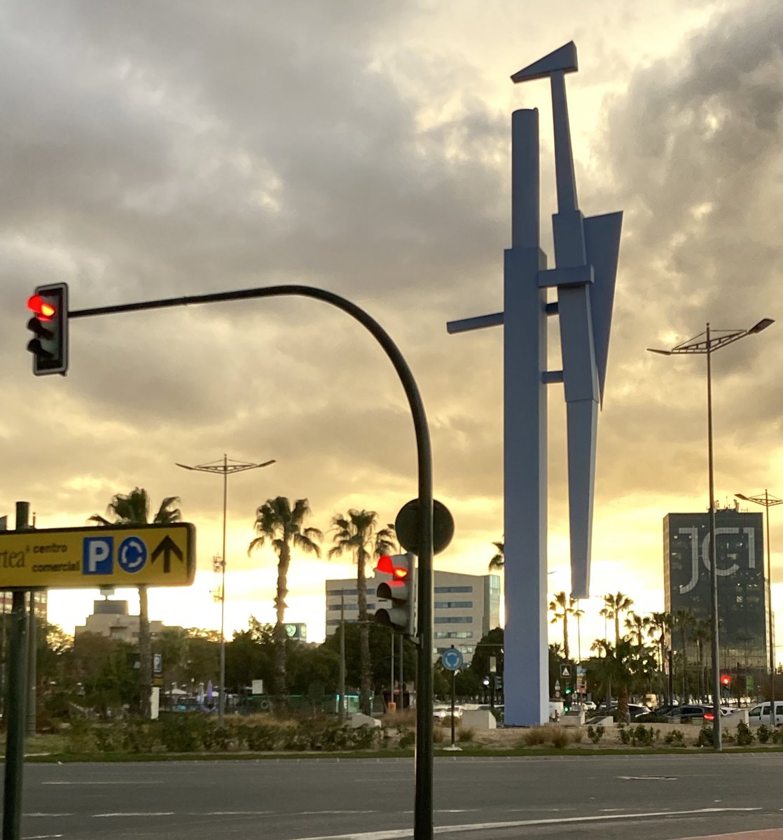 aguayo_UM's tweet photo. Buena discusión se ha armado con #LaMantis de #Murcia, que si pájaro carpintero, que si martillo, que si se parece a la de #Valencia.
Bienvenidas sean! https://t.co/5eGlZtNnF7