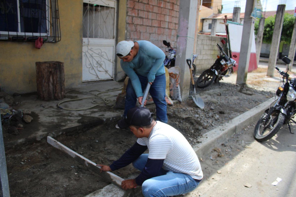 #Infórmate 
#GADMunicipal 
#AlcaldeIngElvisEspinozaEspinoza
La Dirección de Gestión de Obras Públicas Municipales del GADMCLS, con su personal realiza jornadas de readecuación de las aceras y bordillos de la av. Río Amazonas entre la calle 5 de junio y 3 de noviembre.