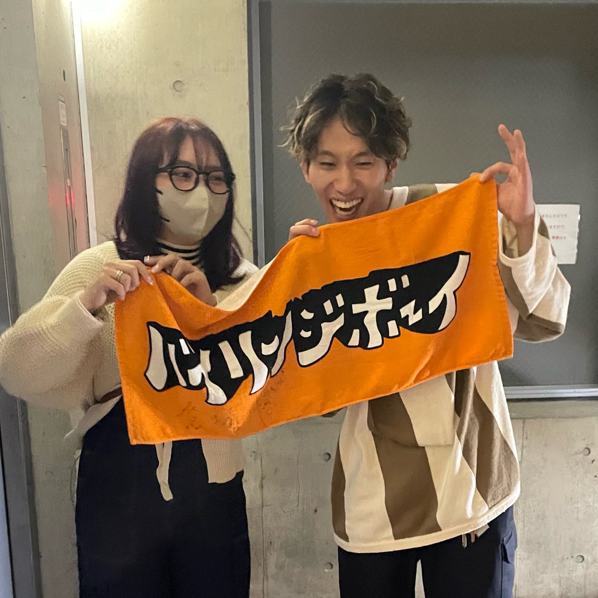 lium3y's tweet photo. 🟠 バイリンジボーイ自主企画『せかいのちゅうしん』

やっぱりちょーーうかっこいいし、初の声出しフロアが暖かくてしあわせだったーー✨MCは相変わらずだけどそれもいいとこ💞
新曲がとても良かった！！歌詞全然聞き取れなかったけどいい曲なことだけは伝わった！ https://t.co/krw9vEbXlK