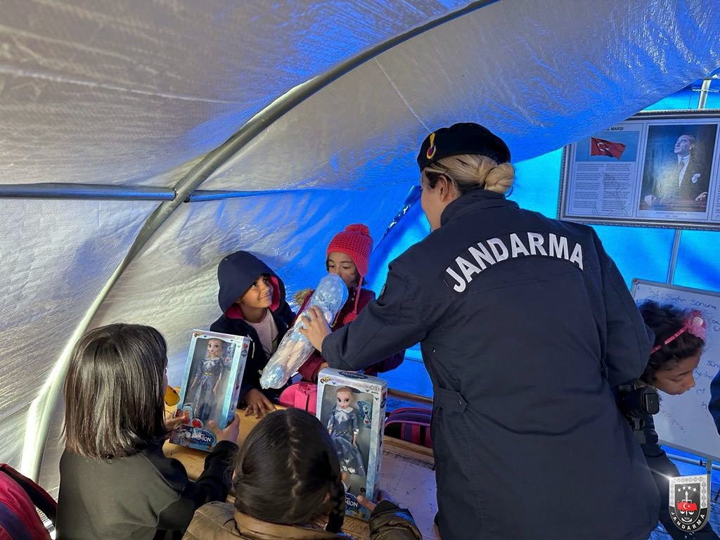 Jandarma Genel Komutanlığı ekipleri Asrın Dayanışması için deprem bölgesindeki çocuklarla yakından ilgileniyor.